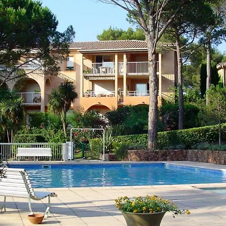 D'une Avec Piscine Partagee Et Terrasse Amenagee A Raphael A 5 Km De La Plage Apartment